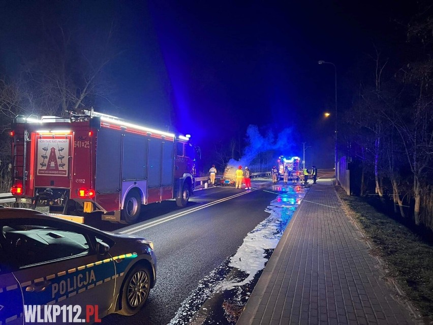 Na wiadukcie w Wolsztynie płonął samochód osobowy