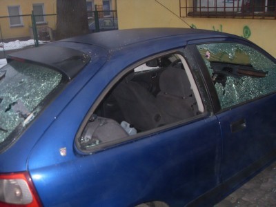 Lwówek Śląski: Chuligani zniszczyli kilka aut