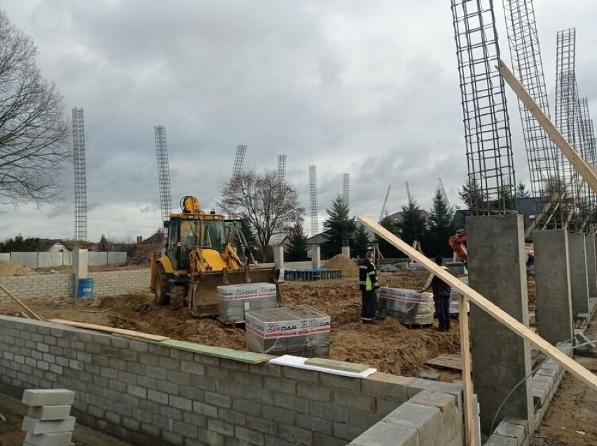 Rozpoczęła się budowa hali sportowej przy szkole numer 6 w Starachowicach. Zobacz zdjęcia