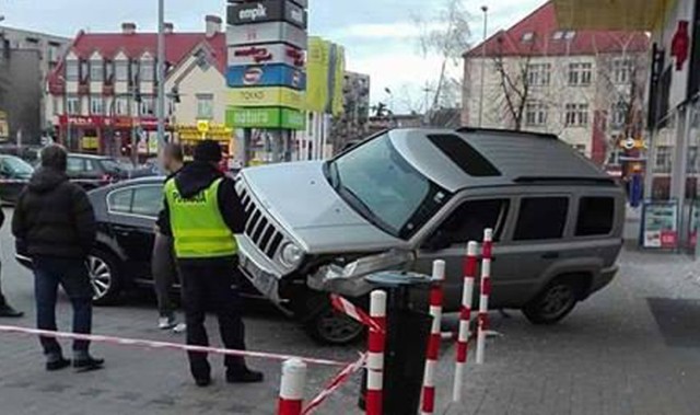 Kierowca jeepa rozbił dwa auta i wjechał w witrynę sklepową.