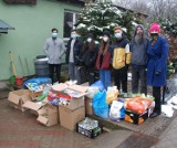 Zagraniczni studenci PWSTE w Jarosławiu przywieźli pomoc dla podopiecznych schroniska dla psów w Orzechowcach koło Przemyśla
