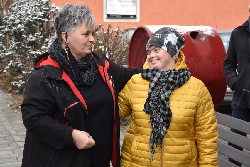 Drzewa na Kościuszki w Rybniku całe w skarpetkach nie do pary. Dekoracja z okazji Światowego Dnia Zespołu Downa