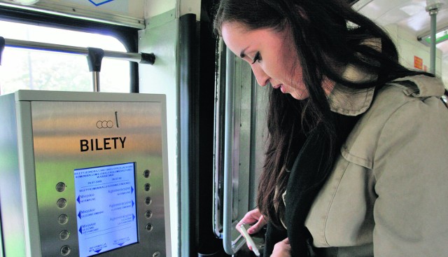 Automaty z biletami bardzo często nie chcą pasażerom wydawać reszty. Brakuje bilonu