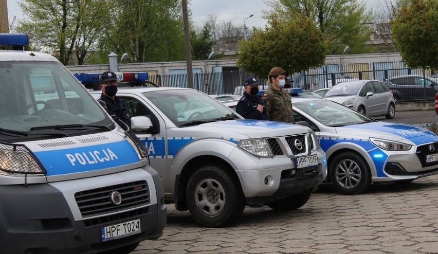 Wieluńscy policjanci i strażacy oddali hołd funkcjonariuszowi zabitemu na służbie