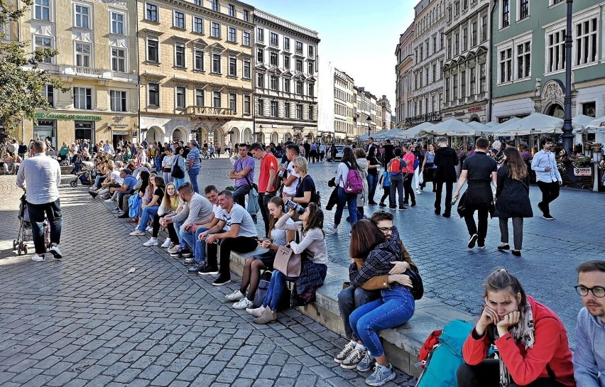 Kraków. Przepiękna pogoda przyciągnęła tłumy spacerowiczów na krakowski Rynek [ZDJĘCIA]