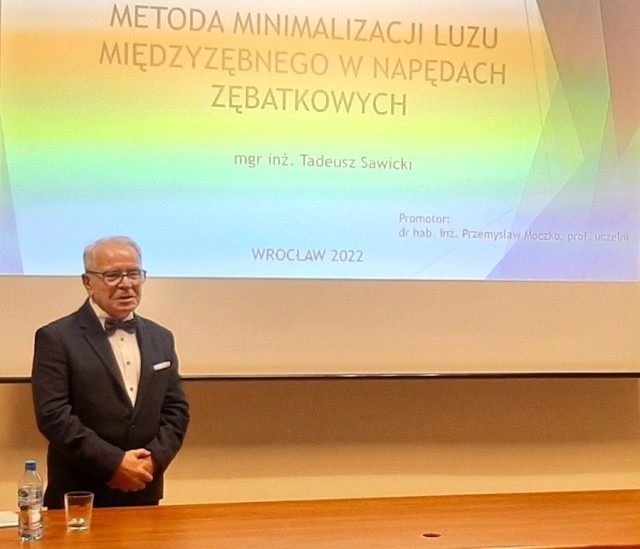 Tadeusz Sawicki miał tytuł magistra inżyniera w zakresie mechaniki, specjalność obrabiarki, narzędzia i technologia budowy maszyn. Na obronę jego pracy doktorskiej przyszła rodzina, ale również koledzy i koleżanki ze studiów