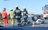 Groźny wypadek na autostradzie A4. Samochód dachował. Zablokowany pas w stronę Wrocławia