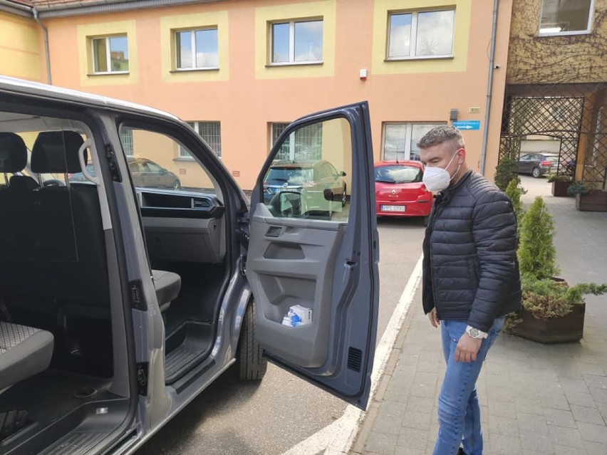 Samochód prezentuje jego kierowca Piotr Chrobot z PŚDS Pleszew