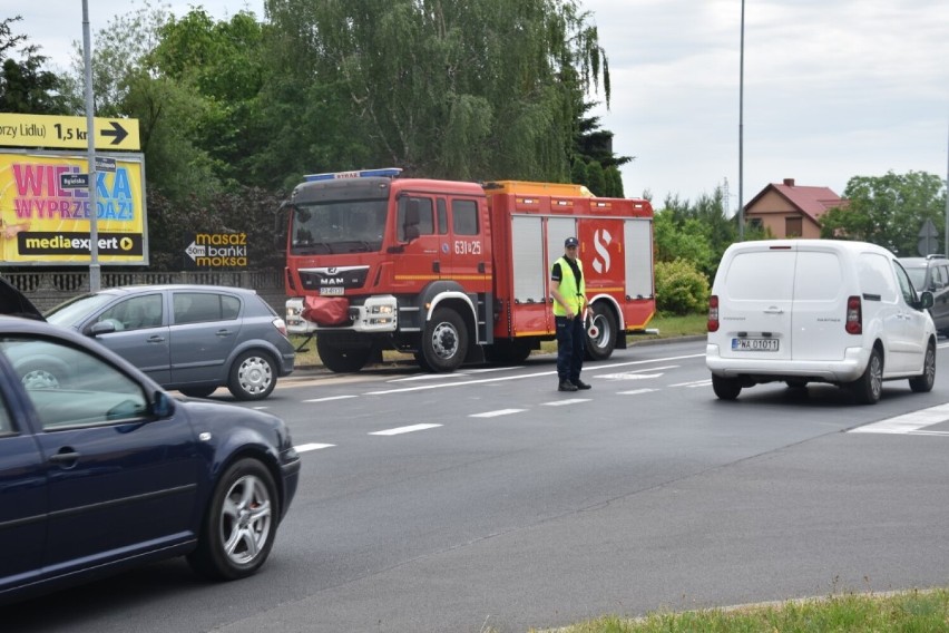 Wypadek w Wągrowcu! Jedno auto przewróciło się na bok. Jakie są ustalenia policji odnośnie zderzenie pojazdów? 