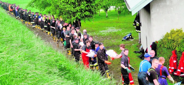 Maniów w gminie Szczucin. Strażacy umacniają wał wiślany. Miejsco  wym pomagają druhowie z Podhala, Gorlic, Limanowej