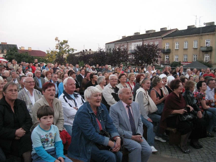 Znany z telewizji Krzysztof Tyniec rozgrzał kutnowską publiczność na placu Piłsudskiego (zdjęcia)