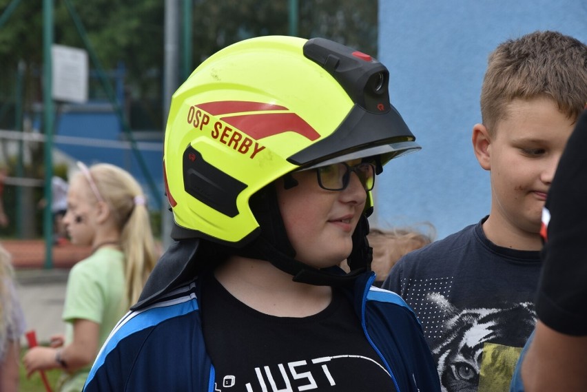 OSP Serby zajechało przed szkołę nie tylko strażackim wozem