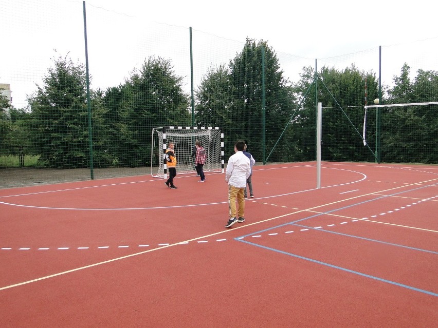 Uczniowie Publicznej Szkoły Podstawowej numer 17 w Radomiu mają nowe boisko