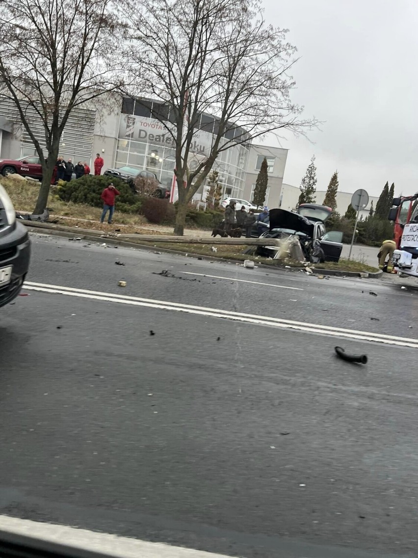 Czołowe zderzenie na ulicy Kieleckiej w Radomiu. Dwie osoby karetki zabrały do szpitala. Sa utrudnienia w ruchu (ZDJĘCIA)