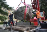 Wielka operacja w Kielcach! Rzeźba z osiedla trafiła do ogrodu botanicznego. Potrzebny był dźwig [ZDJĘCIA, WIDEO]