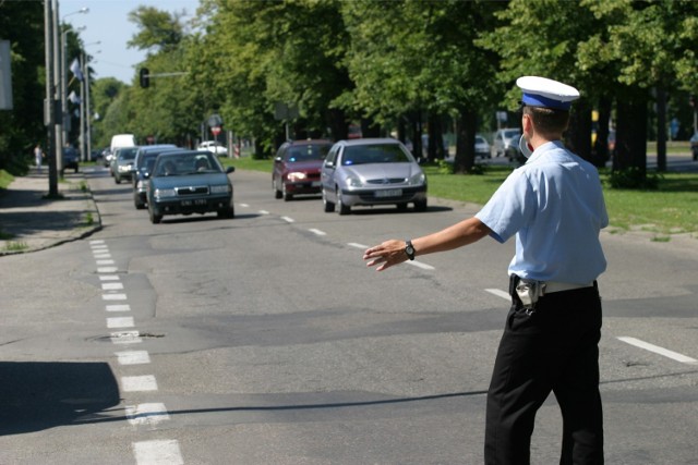 Funkcjonariusze policji zatrzymali 11 praw jazdy kierowcom, którzy przekroczyli dozwoloną prędkość o ponad 50 km/h w obszarze zabudowanym