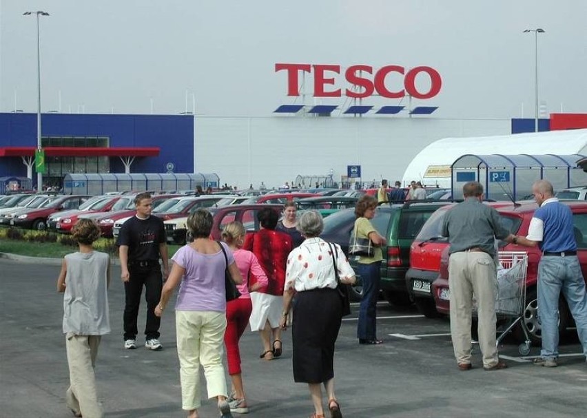 Sieć hipermarketów Tesco likwiduje kolejne sklepy. Będą...