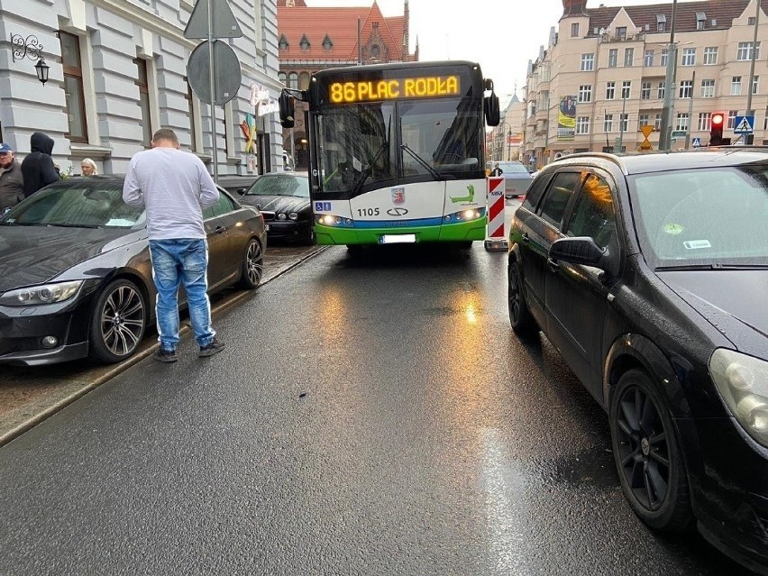 Autobusy komunikacji miejskiej kontra źle zaparkowane samochody. Ciągły problem z przejazdem przez ulicę Jagiellońską