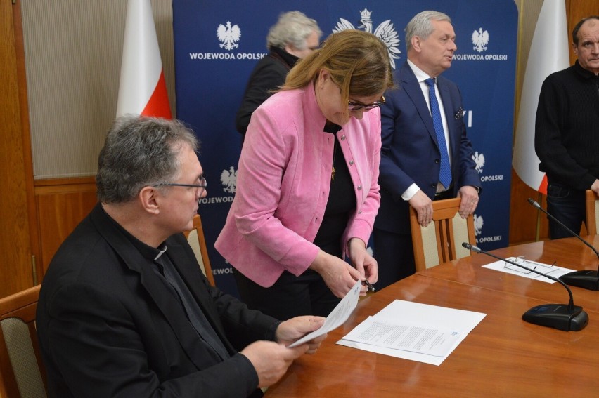 W Opolskim Urzędzie Wojewódzkim podpisano umowy na remont wieży północnej opolskiej katedry. Pełna renowacja coraz bliżej
