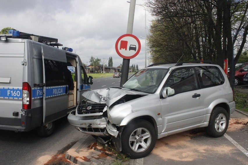 Wypadek na Włókniarzy w Łodzi. Suzuki wjechało w latarnię 