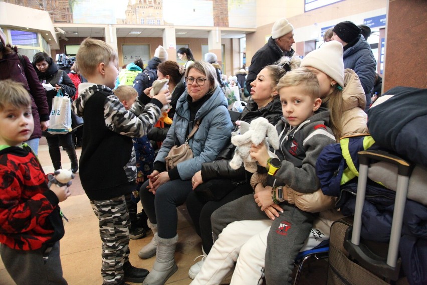 Przez Dworzec PKP w Rzeszowie przewinęło się ponad 100 tysięcy uchodźców [zdjęcia]