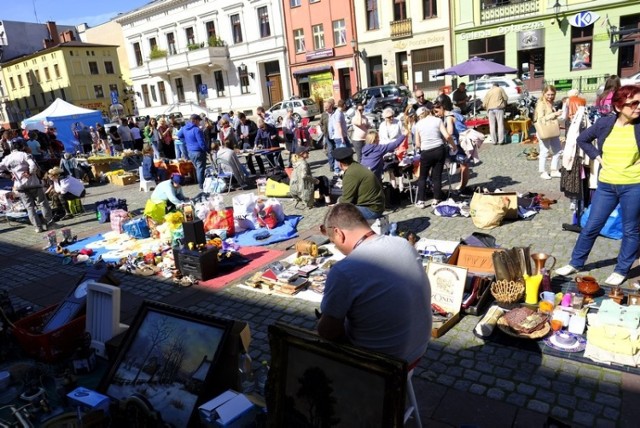 Po raz drugi w tym roku torunianie mieli okazję kupić i sprzedać coś na Rynku Nowomiejskim. Wszystko to w ramach kolejnej odsłony pchlego targu. 
-&nbsp;Szukasz czegoś wyjątkowego, niezwykłego? A może po prostu lubisz szperać i znajdować fajne rzeczy przez przypadek? Wpadnij na nasz Pchli targ! Zapraszamy również wszystkich chętnych do wystawiania się ze swoimi szpargałami, bibelotami, klamotami, drobiazgami, perełkami, cudeńkami i innymi wspaniałościami. Mamy ograniczoną liczbę miejsc, dlatego decydować będzie kolejność zgłaszania się. Wystawienie się nic nie kosztuje. Można to zrobić, wysyłając maila ze swoimi danymi na adres: pchlitarg2018@gmail.com - zachęcają organizatorzy.