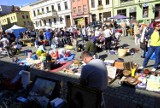 Pchli targ na Rynku Nowomiejskim w Toruniu. Setki drobiazgów, szpargałów i cudeniek do sprzedania i kupienia [ZDJĘCIA]