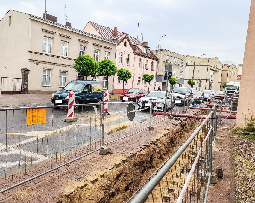 Na ulicy Ratuszowej prowadzone są prace ziemne. Trwa tu...