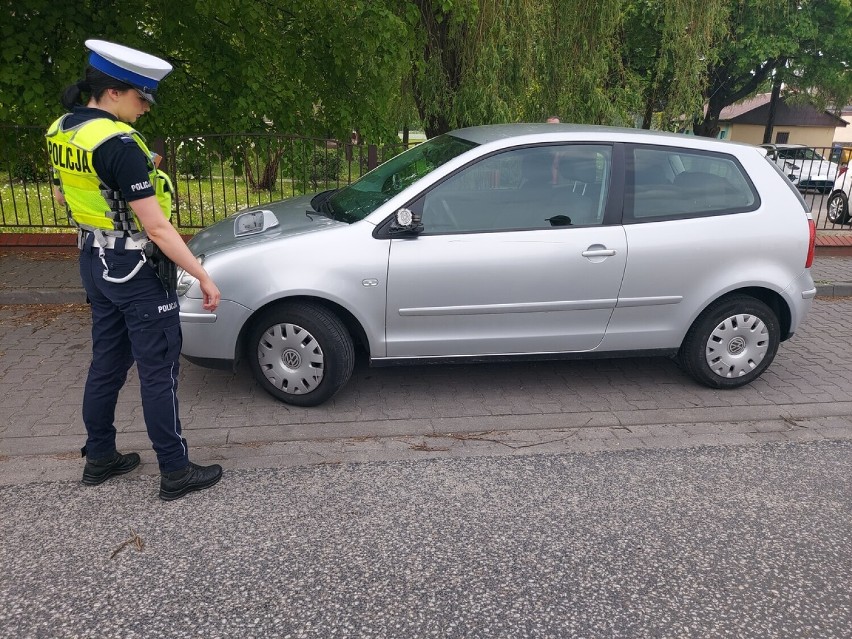 Pijani kierowcy w powiecie wieruszowskim. Jeden uderzył w zaparkowane samochody, drugi spowodował wypadek