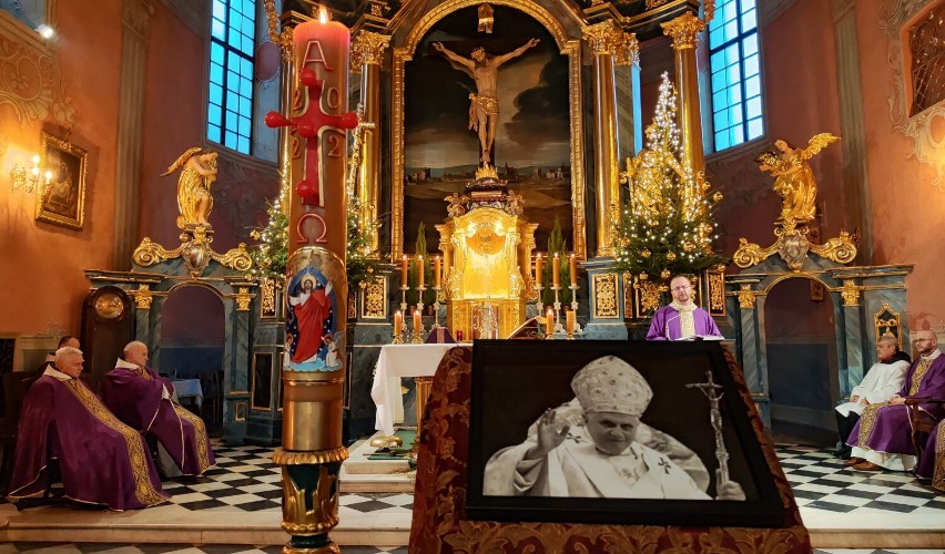 Msza dziękczynna za papieża Benedykta XVI w kościele oo. Bernardynów Piotrkowie ZDJĘCIA