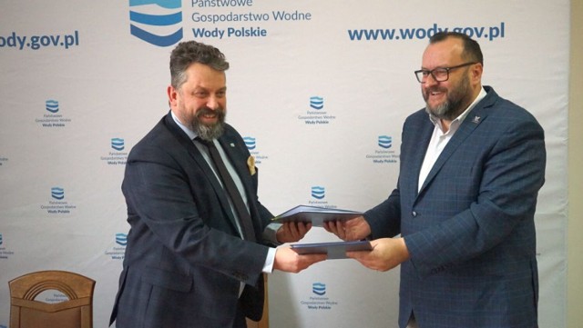 Dyrektor Regionalnego Zarządu Gospodarki Wodnej w Gdańsku Andrzej Winiarski właśnie podpisał umowę o usługi inżyniera projektu z poznańskim przedsiębiorstwem Wiertconsulting