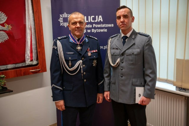 Komendant bytowskiej policji mianował na stanowisko kierownika posterunku policji w Czarnej Dąbrówce - asp. szt. Wojciecha Jaśniaka.