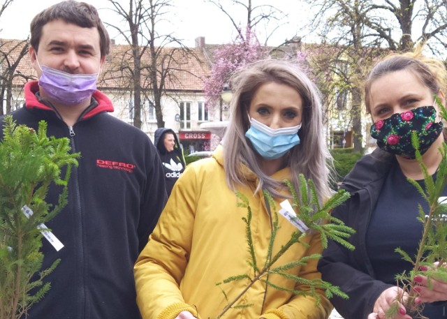 W sobotę, 24 kwietnia w godzinach 10-12 w Parku Miejskim w Pińczowie rozdawane były sadzonki drzew (buk, świerk, jodła). Akcja organizowana był w ramach Dnia Ziemi i związana z ruchem Szymona Hołowni Polska 2050.

Zobaczcie zdjęcia na kolejnych slajdach>>>