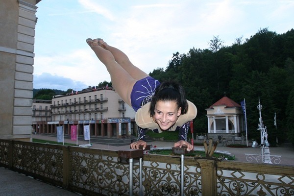 Krynica-Zdrój: pokaz gimnastyczny na balkonie Starego Domu Zdrojowego [ZDJĘCIA]
