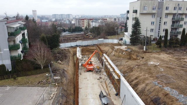 Trwa budowa linii tramwajowej do Górki Narodowej. W ramach prac wykonywana jest m.in. tzw. wanna betonowa, po której będzie poruszać się tramwaj.