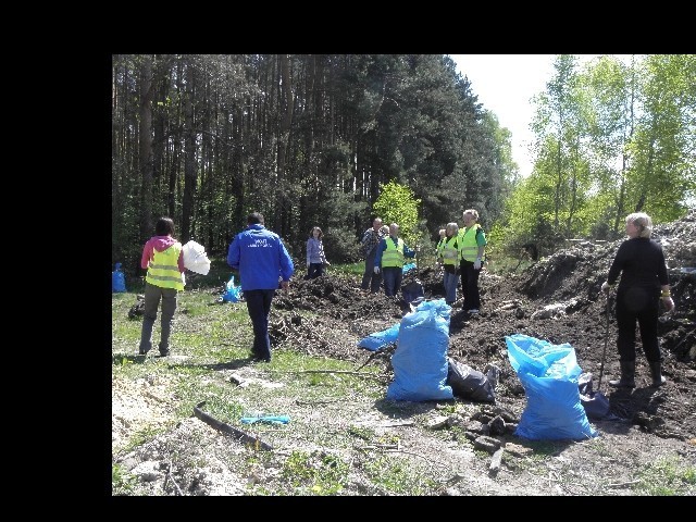 Uczestnicy akcji likwidowali m.in. dzikie wysypisko śmieci na terenie glinianki