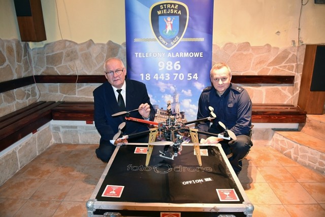 Komendant Ryszard Wasilik i jego zastępca Wojciech Tyrkiel chcieliby, aby dron znalazł zastosowanie w pracy Straży Miejskiej