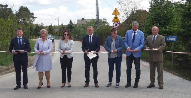 Droga, która łączy. Nowo wybudowanym fragmentem ulicy Miodowej w Brzeźnie.