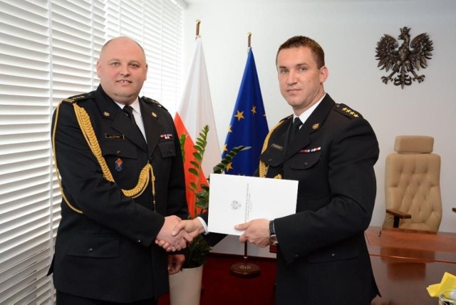 Piotr Krytusa ( z prawej) odebrał akt powołania na stanowisko komendanta powiatowego PSP w Sandomierzu od Adama Czajki, komendanta wojewódzkiego.