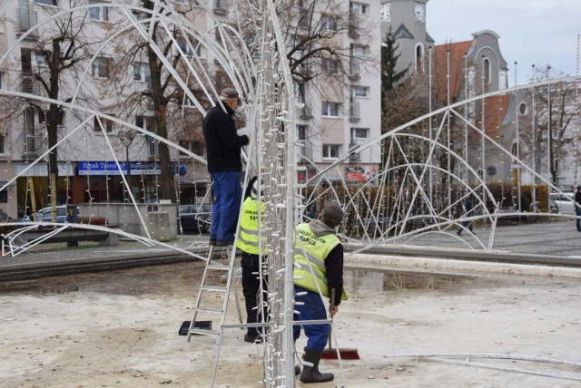 Zielona Góra, 27 listopada 2019, montaż kolejnych ozdób świątecznych.