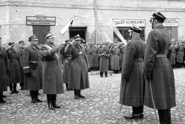 Sieradz 1946. Wręczenie sztandaru Oficerskiej Szkole Łączności na Rynku
