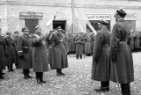 Sieradz 1946. Wręczenie sztandaru Oficerskiej Szkole Łączności na Rynku ZDJĘCIA