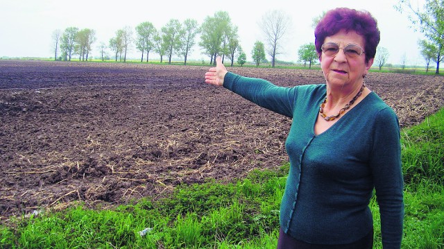 Na tę olbrzymią działkę zostały zwiezione odpady z oczyszczalni, smród był niesamowity - mówi Karolina Siwek