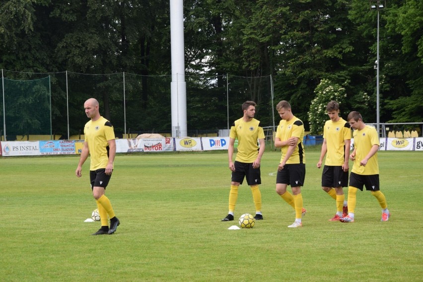 Gryf Wejherowo - Gedania Gdańsk. W ostatniej kolejce grupy "mistrzowskiej" w IV lidze Gryf wygrał 4:1. W przerwie wręczono podziękowania