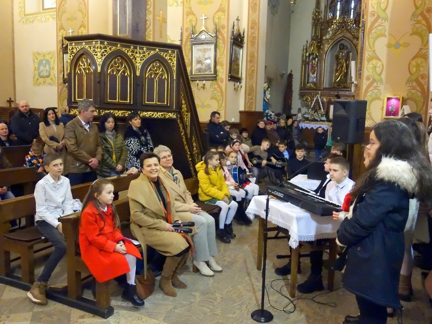 Jasełka o jedności w kościele w Brzyskach. Piękny spektakl w wykonaniu dzieci