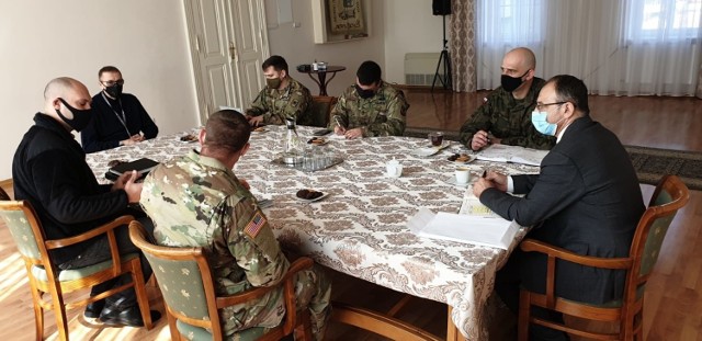 Spotkanie burmistrza Marka Cebuli z żołnierzami amerykańskimi w urzędzie miasta w Krośnie Odrzańskim.