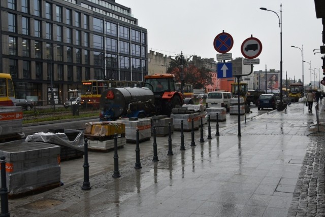 Rozpoczęta jeszcze w sierpniu przebudowa ul. Zachodniej poważnie daje się we znaki kierowcom. Obecność ekip budujących nowe chodniki, a teraz także wymieniających nawierzchnię ulicy, powoduje zwężenia jezdni, a co za tym idzie – wydatnie zmniejsza przepustowość tego traktu komunikacyjnego. Korki w rejonie skrzyżowań z ul. Ogrodową i ul. Legionów, które normalnie tworzyły się tam w godzinach szczytu, teraz są stałym elementem dnia.
CZYTAJ DALEJ>>>>