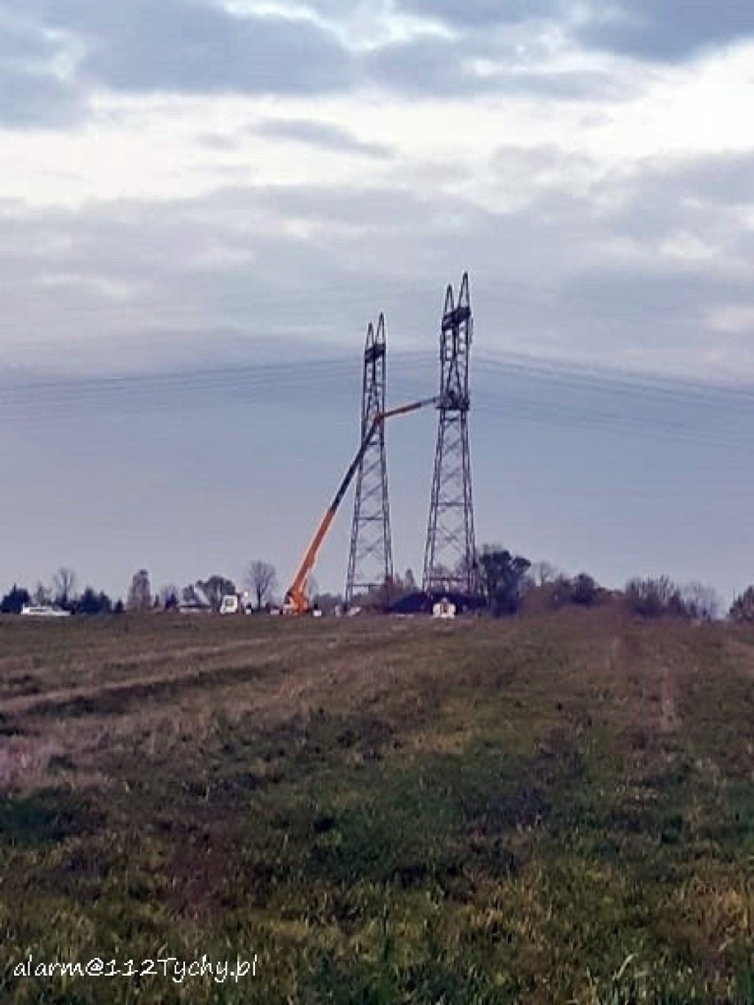 Tragedia w Chełmie Śląskim. Zwęglone zwłoki kilka godzin wisiały na słupie energetycznym. 40-latek śmiertelnie porażony prądem podczas pracy