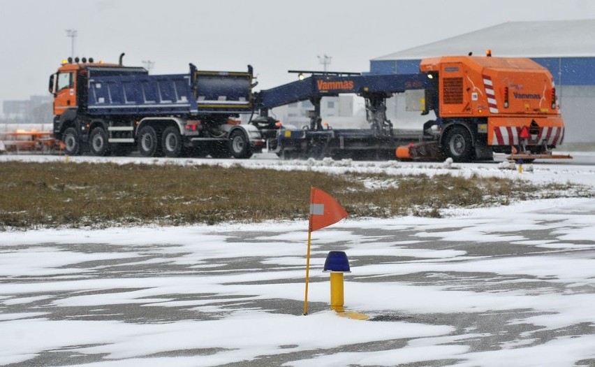 Gdańskie lotnisko walczy z intensywnymi opadami śniegu [ZDJĘCIA]