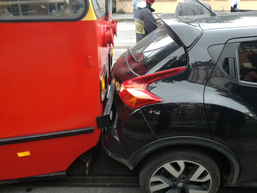 Tramwaj zderzył się z samochodem w Tarpnie [zdjęcia]